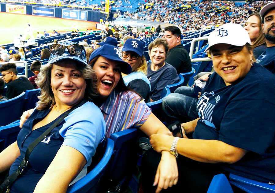 Funcionários da ISPC assistem a um jogo do Tampa Bay Rays com amigos e familiares